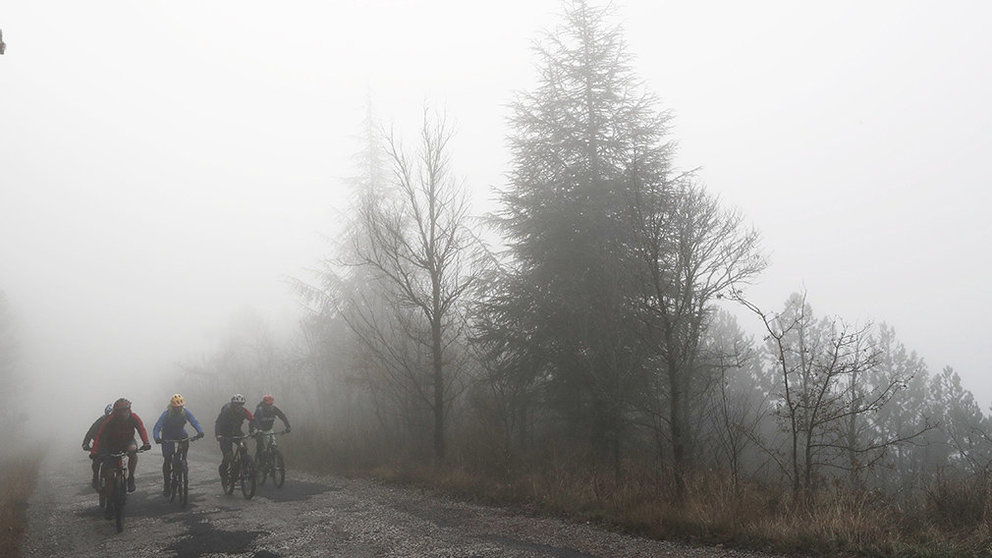 Un grupo de ciclistas suben el monte Ezcaba o monte San Cristóbal en un día marcado por el tiempo de nieblas en la cuenca de Pamplona. EFE/Jesús Diges