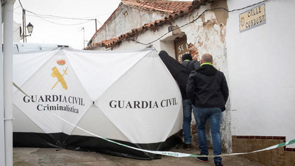 Efectivos de la Guardia Civil colocan una mampara para inspeccionar la vivienda de Bernardo Montoya, el autor confeso de la muerte de la joven zamorana de 26 años Laura Luelmo