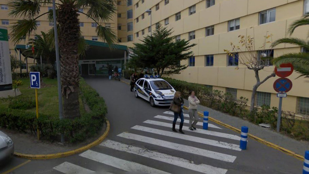 Imagen de uno de los accesos al Hospital Torrecárdenas de Almería, donde llegó sin vida una bebé atropellada en Carboneras el pasado día de Nochebuena ARCHIVO