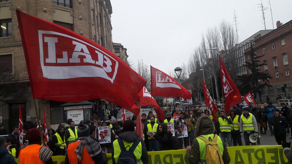 Protesta de LAB frente a la UAGN de Pamplona para pedir la readmisión de cuatro compañeros despedidos LAB TWITTER