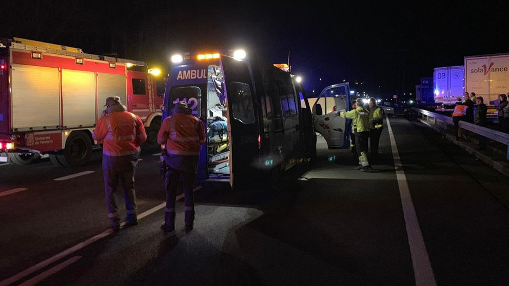 Los servicios de emergencias asisten a los heridos durante un accidente POLICÍA FORAL