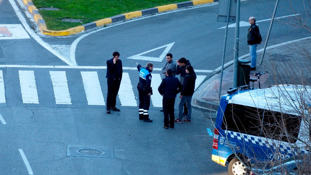 La Policia Municipal habla con un grupo de testigos para esclarecer las causas del atropello en el centro de Pamplona. POLICÍA MUNICIPAL