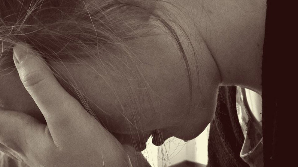 Imagen de una mujer triste y llorando ARCHIVO