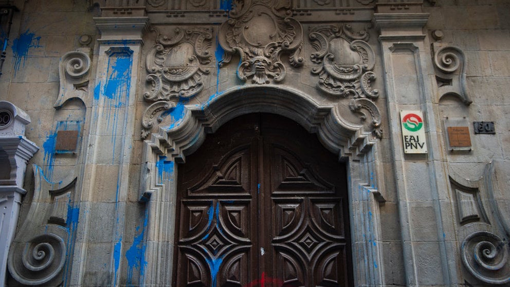 Estado de la fachada de la sede del PNV en Pamplona tras la kalejira de ayer por la tarde. MIGUEL OSÉS (2)
