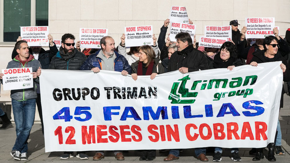  La plantilla de Triman Minerals, que lleva doce meses sin cobrar, se concentra frente al Palacio de Justicia (06). IÑIGO ALZUGARAY