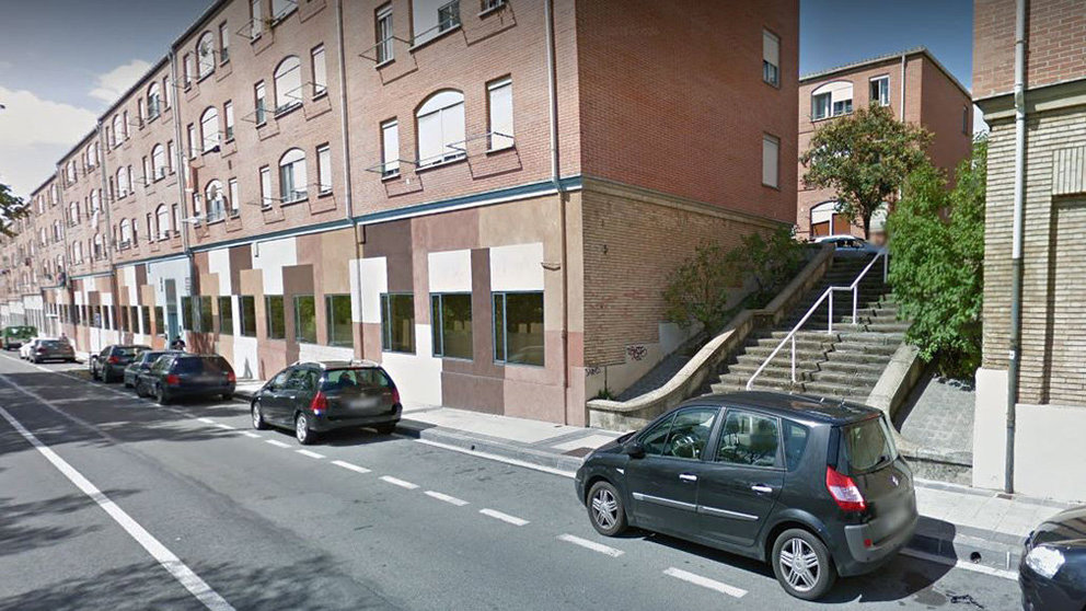 Imagen de la calle Errotazar de Pamplona, donde se encuentra el edificio municipal de Lavaderos que acoge la Unidad de Barrio de la Rochapea ARCHIVO
