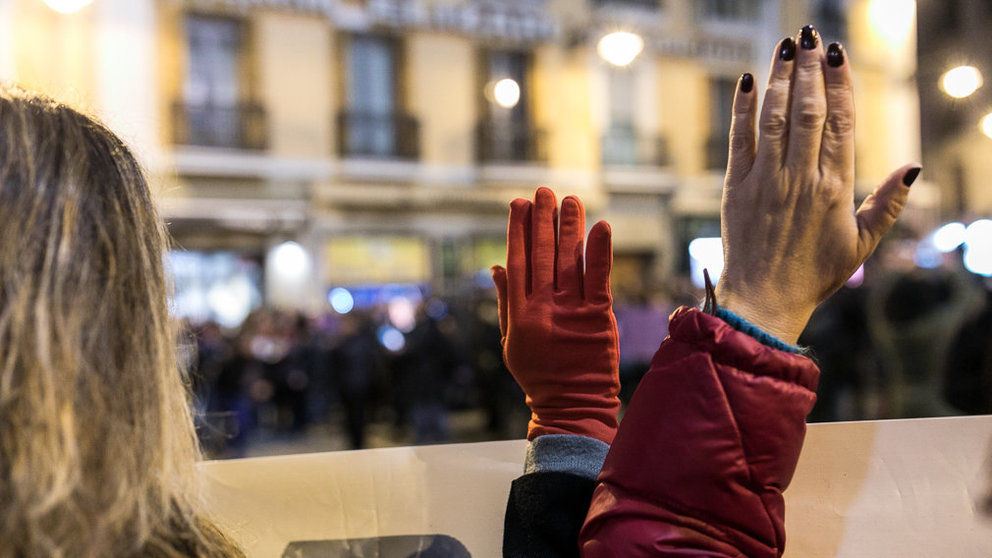 Grupos feministas de Pamplona se concentran para exigir de no dar 'Ni un paso atrás en igualdad' en la sociedad (10). IÑIGO ALZUGARAY