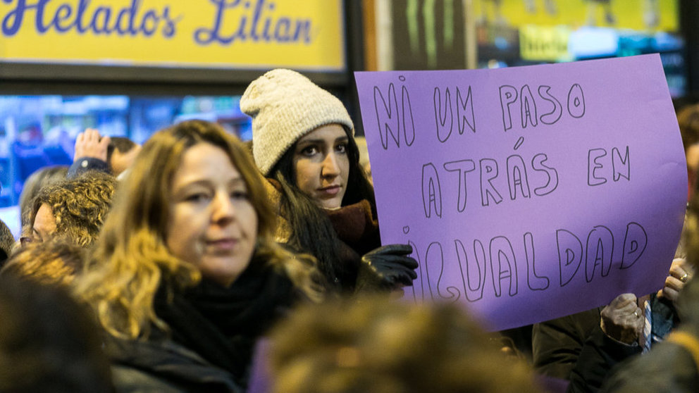 Grupos feministas de Pamplona se concentran para exigir de no dar 'Ni un paso atrás en igualdad' en la sociedad (21). IÑIGO ALZUGARAY