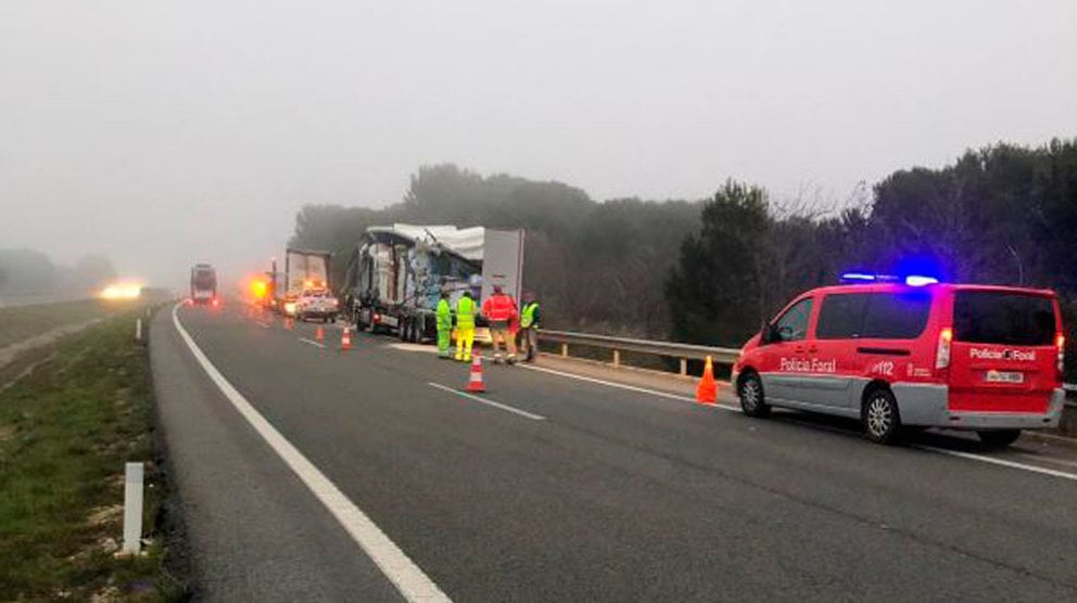 Accidente entre dos camiones en la autopista de Navarra, a la altura de Peralta. TWITTER