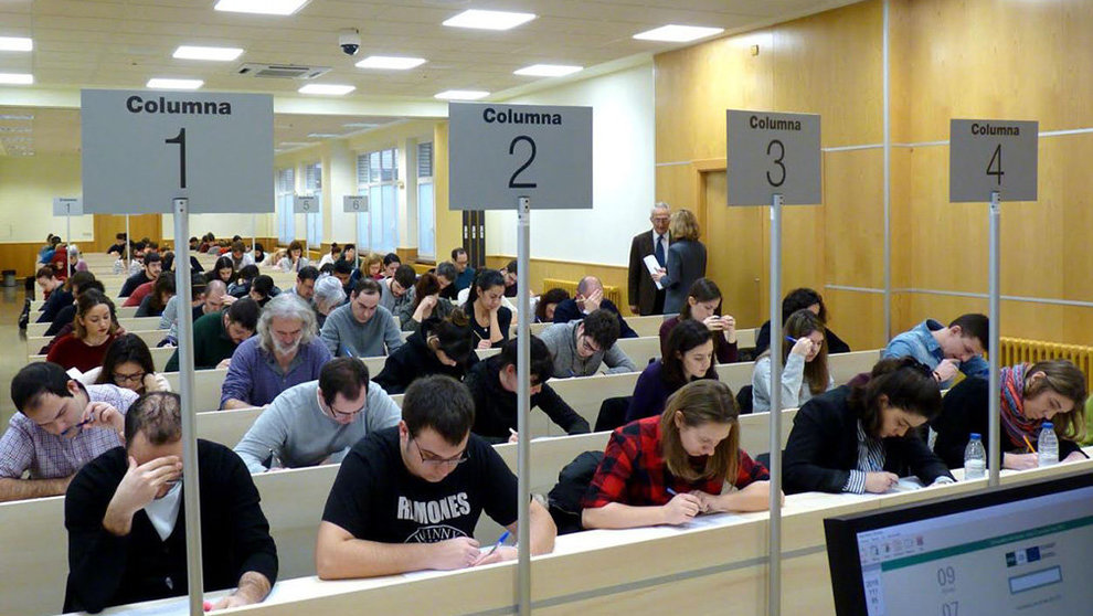 Varios alumnos se examinan en la UNED de Pamplona CEDIDA