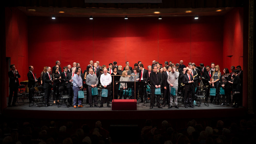 Homenaje durante el primer concierto de la Pamplonesa en el Gayarre por su centesimo aniversario a musicos veteranos. MIGUEL OSÉS_1