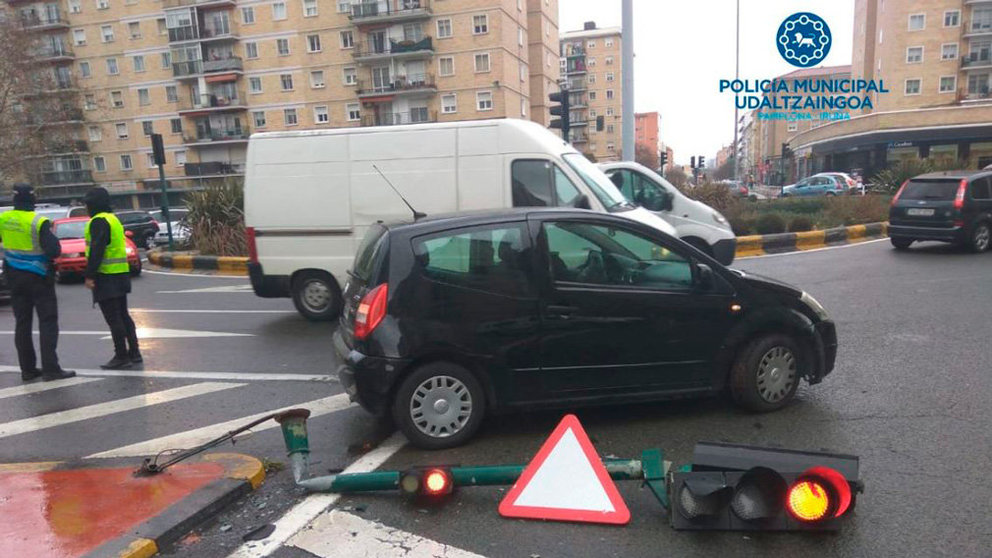 Siniestro ocurrido en San Jorge, donde un coche derribó un semáforo. POLICÍA MUNICIPAL