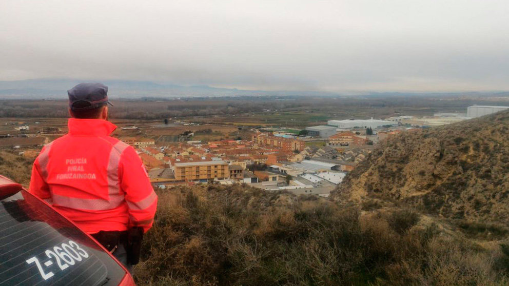 Un agente de la Policía Foral mira de cerca la nube tóxica generada por el incendio en La Rioja. POLICÍA FORAL