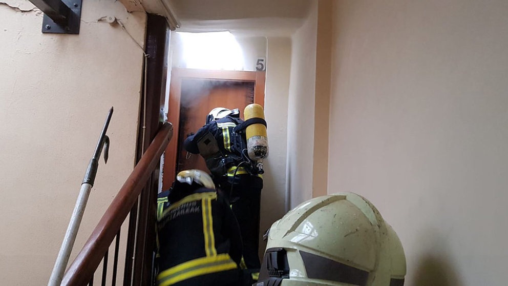 Los bomberos entran en una vivienda de Pamplona donde se ha producido un incendio TWITTER BOMBEROS