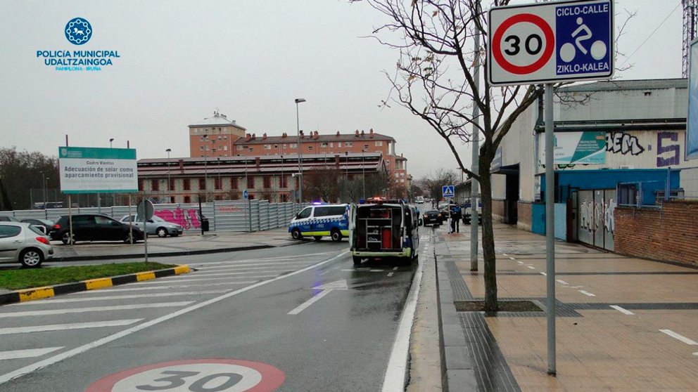 La-Policía-Municipal-de-Pamplona-atiende-el-atropello-de-un-hombre-en-la-calle-del-Muelle,-en-San-Jorge