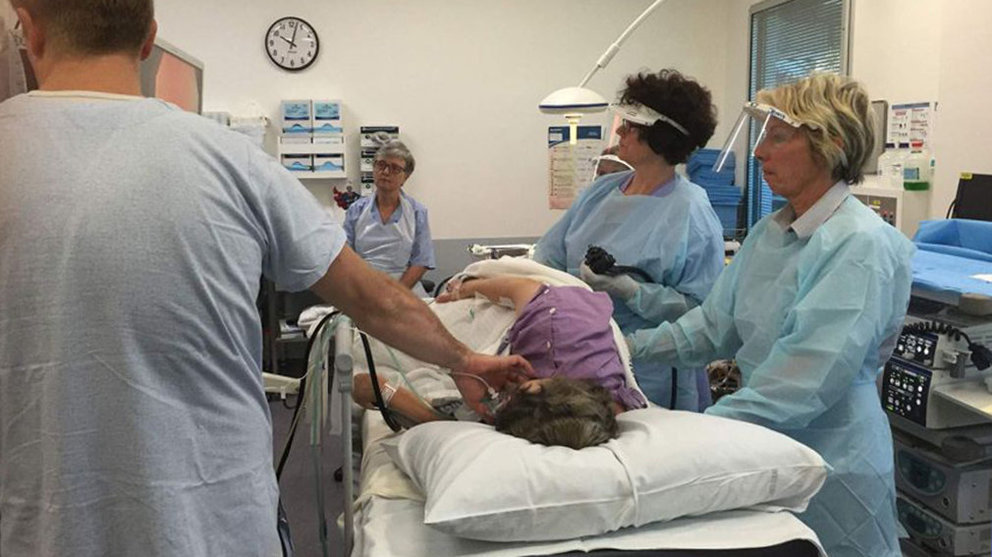 Imagen de un equipo médico durante la práctica de una colonoscopia a un paciente ingresado en el hospital ARCHIVO