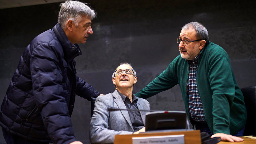 Koldo Martinez (i) de Geroa Bai, Adolfo Araiz (c) de Bildu y Jose Miguel Nuin (i) de IE durante el pleno parlamentario. MIGUEL OSÉS