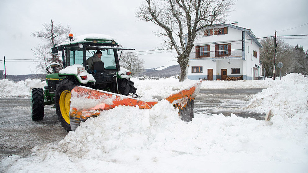 Un tractorista realiza la limpieza de carreteras en Burguete a modo de quitanieves en un día marcado por el tiempo de nieve en Navarra. EFE/Iñaki Porto.