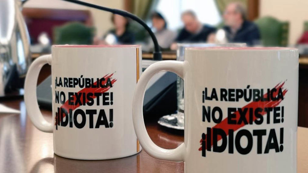 Las dos tazas exhibidas en el pleno de Pamplona con la leyenda La república no existe, idiota.