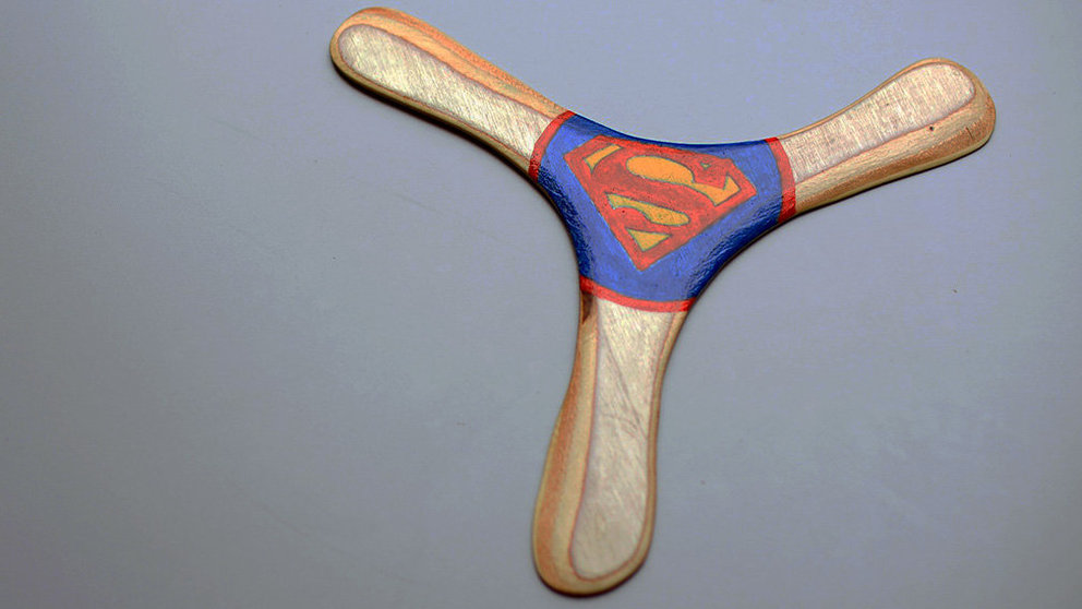 Un bumeran con la inscripción de superman