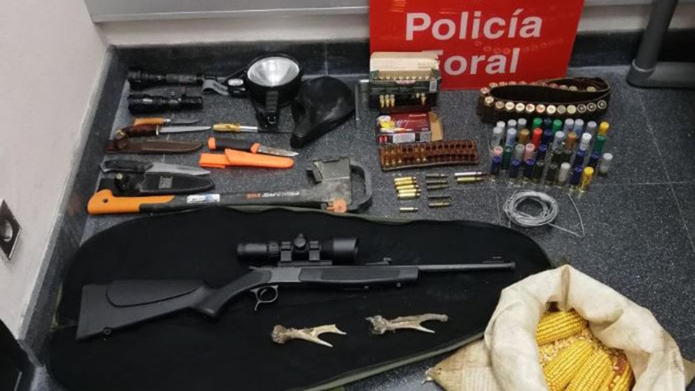 Material requisado por agentes de la Policía Foral al denunciar a un hombre por caza furtiva POLICÍA FORAL