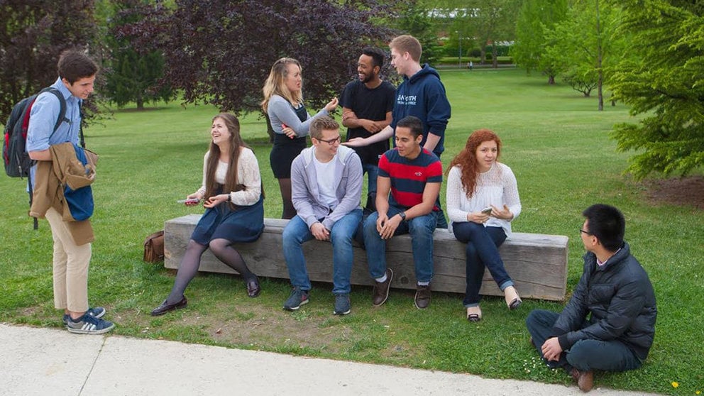 Varios alumnos internacionales en el campus de la Universidad de Navarra UNAV