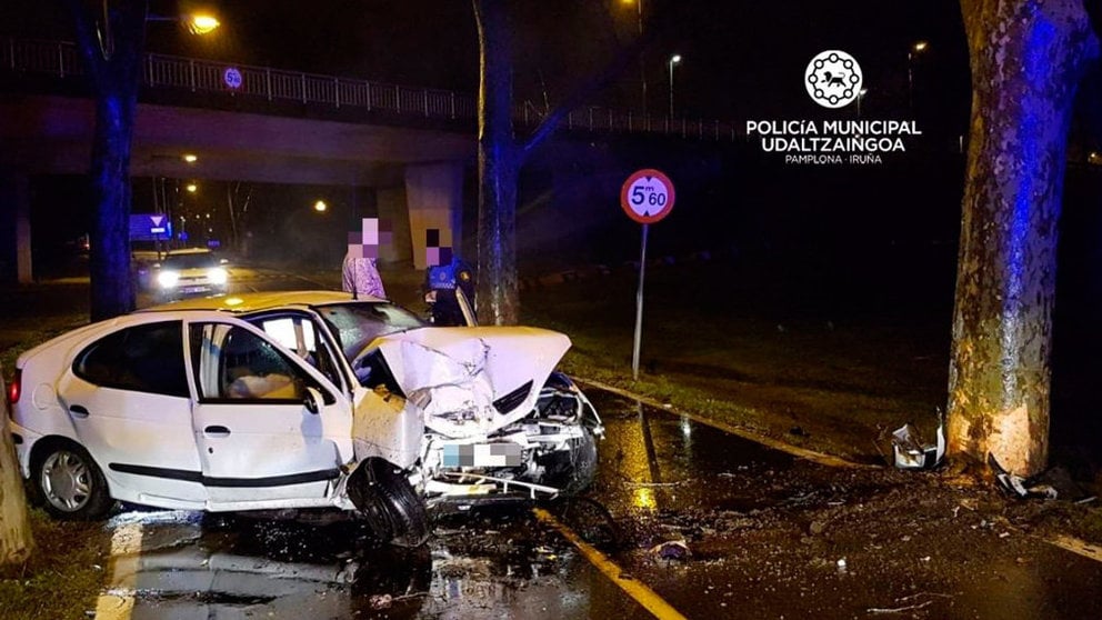 Accidente en la carretera de la Universidad, en Pamplona. POLICÍA MUNICIPAL