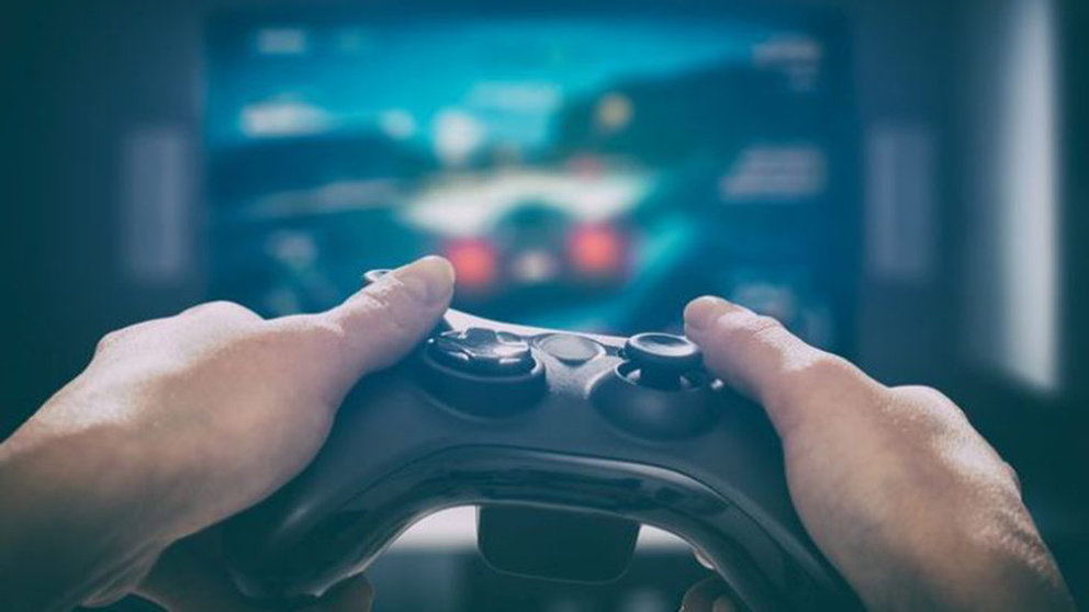 Una persona sujeta un mando mientras juega a un videojuego ARCHIVO