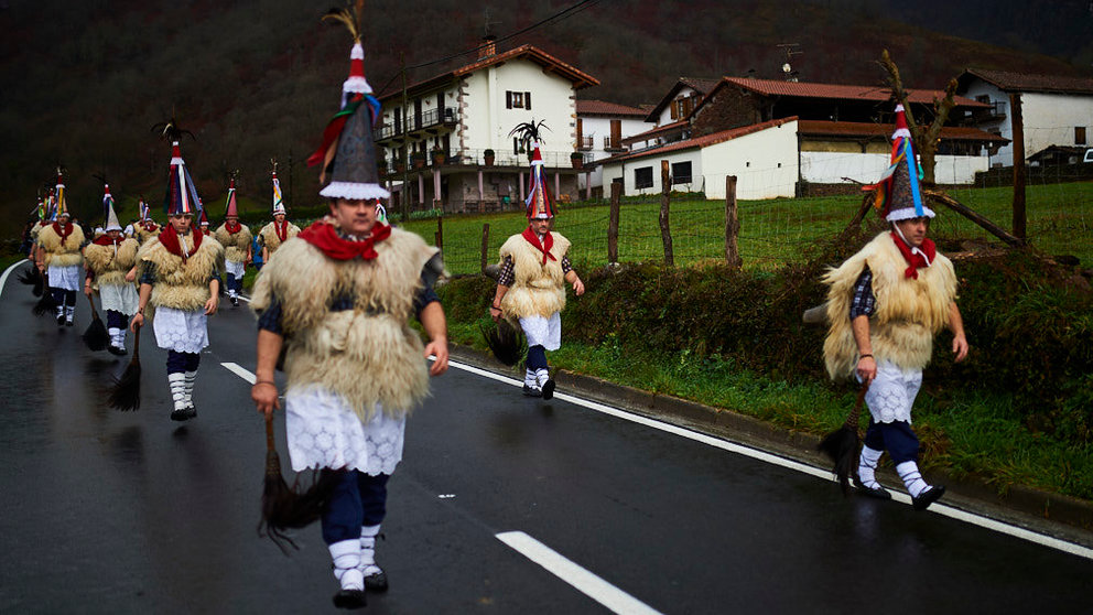 Los Joaldunaks de Ituren recorren las calles del pueblo en el lunes de carnaval. MIGUEL OSÉS 10