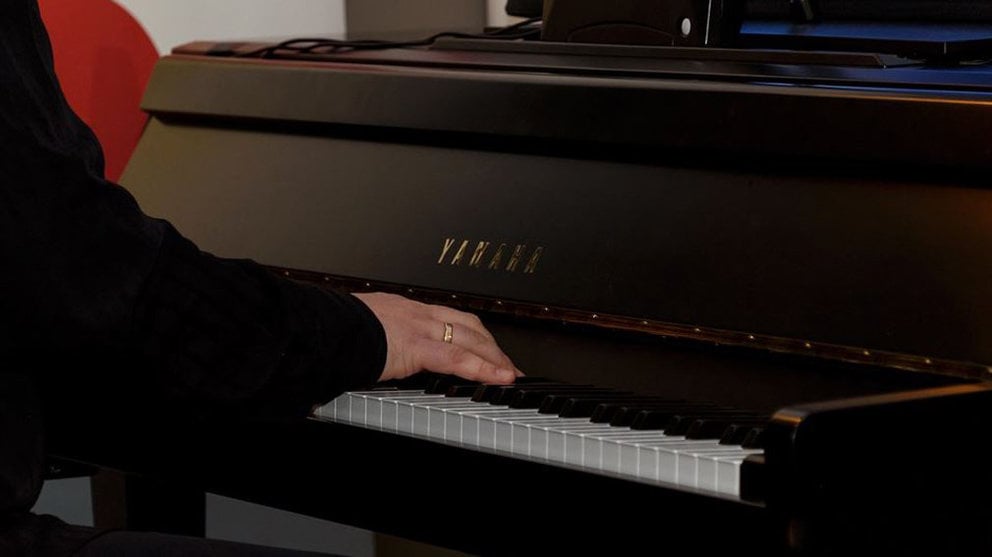 Imagen de un hombre tocando un piano ARCHIVO
