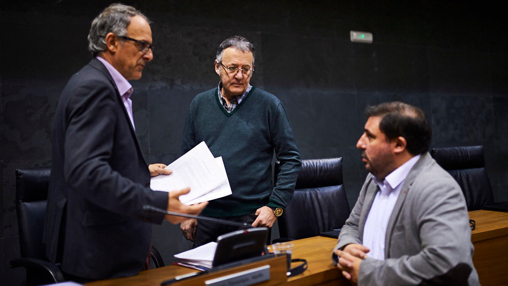 Adolfo Araiz (i) de Bildu, Patxi Leuza (c) de Geroa Bai y Unai Hualde (d) de Geroa Bai durante el pleno parlamentario . MIGUEL OSÉS
