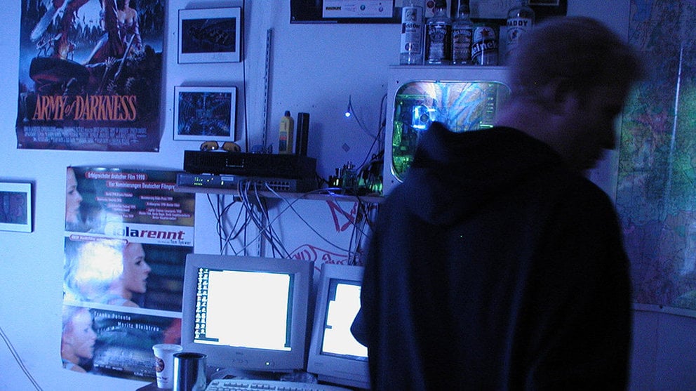 Imagen de un hacker con varios ordenadores vinculados a delitos cibernéticos. ARCHIVO