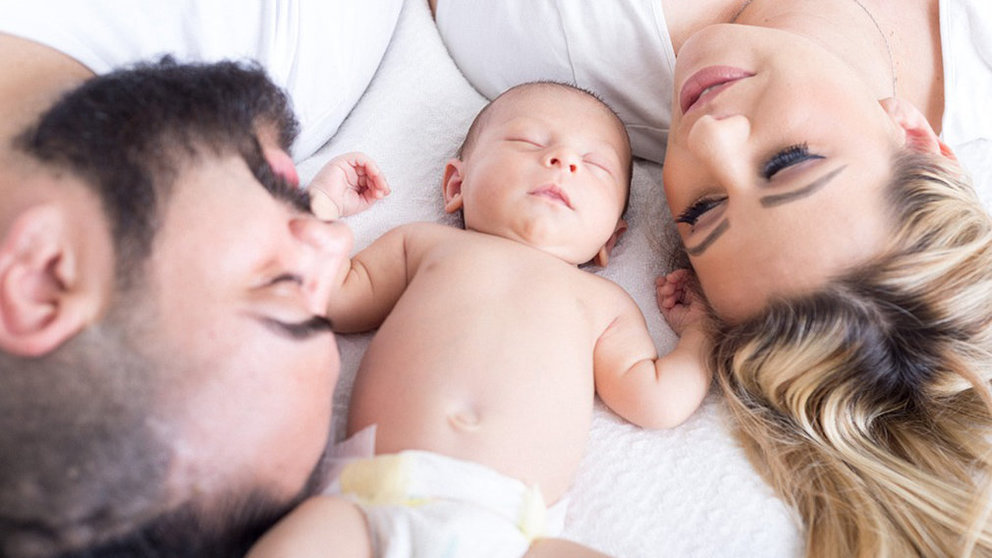 Unos padres contemplan a su bebé recién nacido ARCHIVO