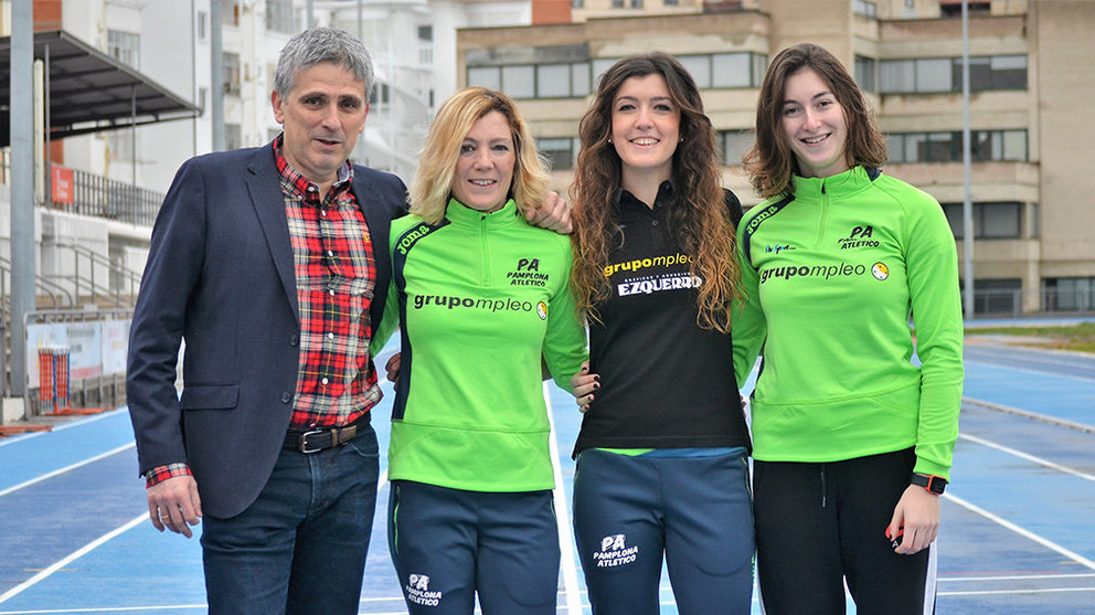 Representantes del equipo de atletismo Pamplona Atlético en el estadio Larrabide. Cedida.