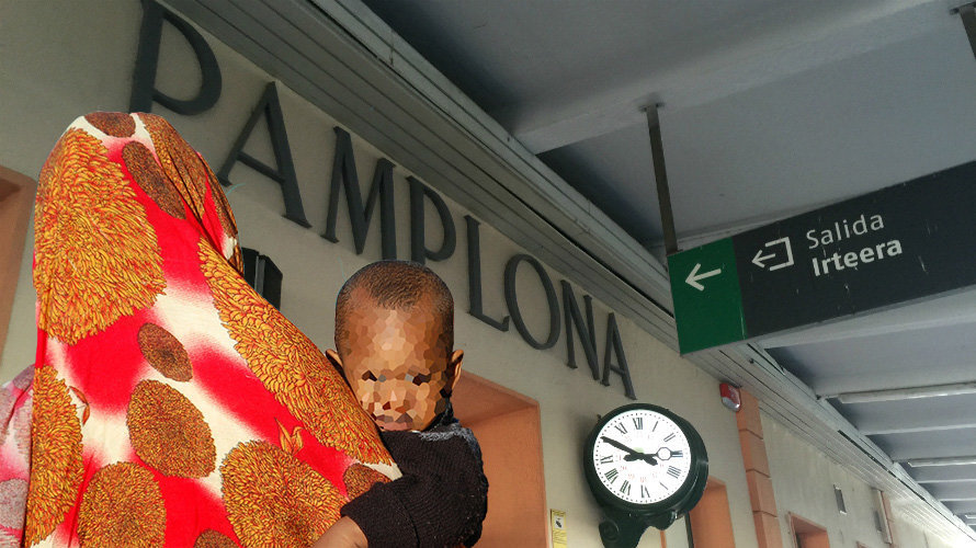 Una mujer marroquí con un niño sobre un fondo de la estación de tren de Pamplona. FOTOMONTAJE 2.