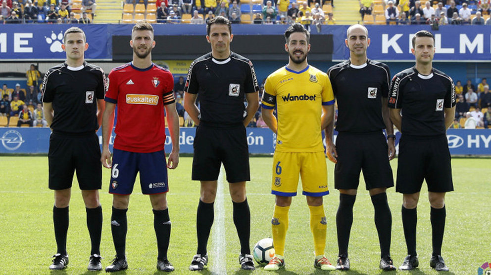 Saúl Ais Reig en el partido Alcorcón - Osasuna, junto a los dos capitanes. La Liga.
