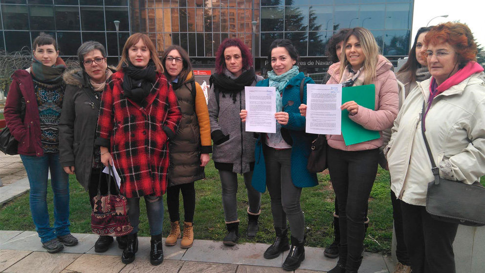 Varias representantes de los sindicatos abertzales en Navarra entregan la documentación para secundar la huelga del próximo 8 de marzo.