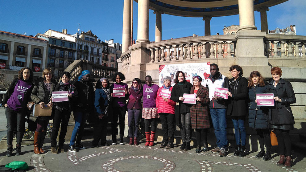 Médicos del Mundo, junto con representantes políticos, se ha concentrado en Pamplona contra la mutilación genital femenina EUROPA PRESS