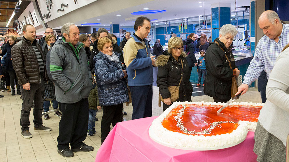 La tarta con forma de corazón con la que el hipermercado E Leclerc Pamplona obsequia cada año a sus clientes por San Valentín CEDIDA