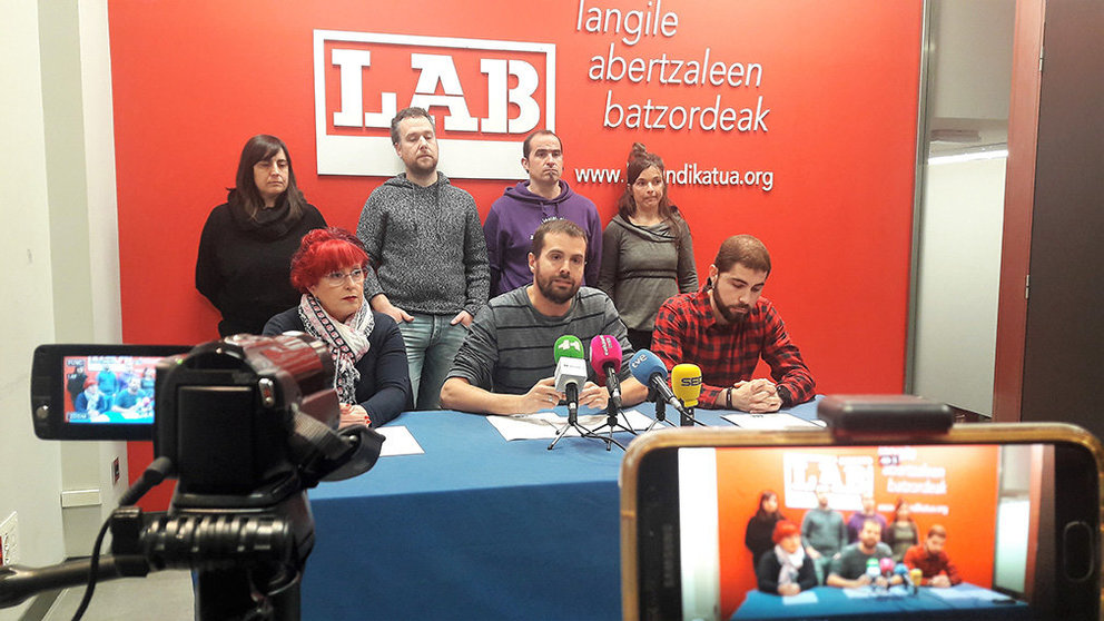 El secretario general adjunto de LAB, Igor Arroyo, y el portavoz del sindicato en Navarra, Imanol Karrera, en una rueda de prensa ofrecida en Pamplona en clave preelectoral CEDIDA