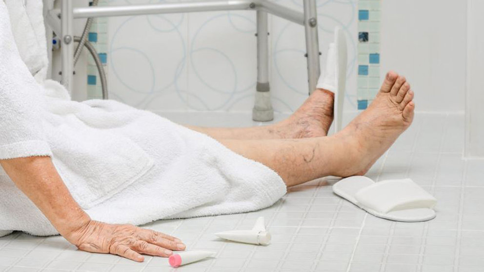Imagen de una persona mayor tras sufrir una caída en un baño de un centro de salud ARCHIVO