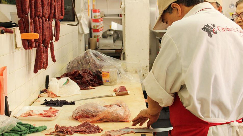 Imagen de un carnicero cortando carne ARCHIVO