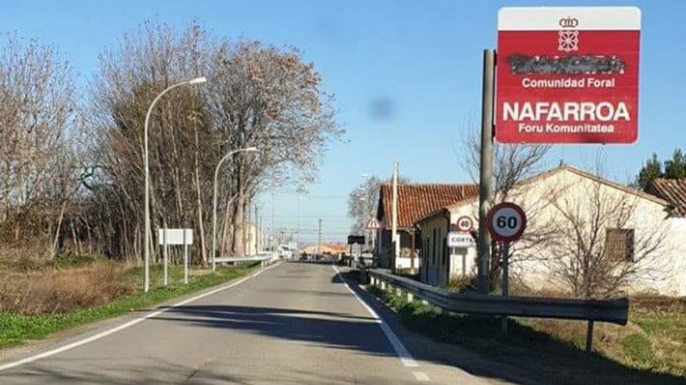 El cartel de tráfico que da la bienvenida a Navarra aparece con el nombre tachado en castellano en Cortes CEDIDA