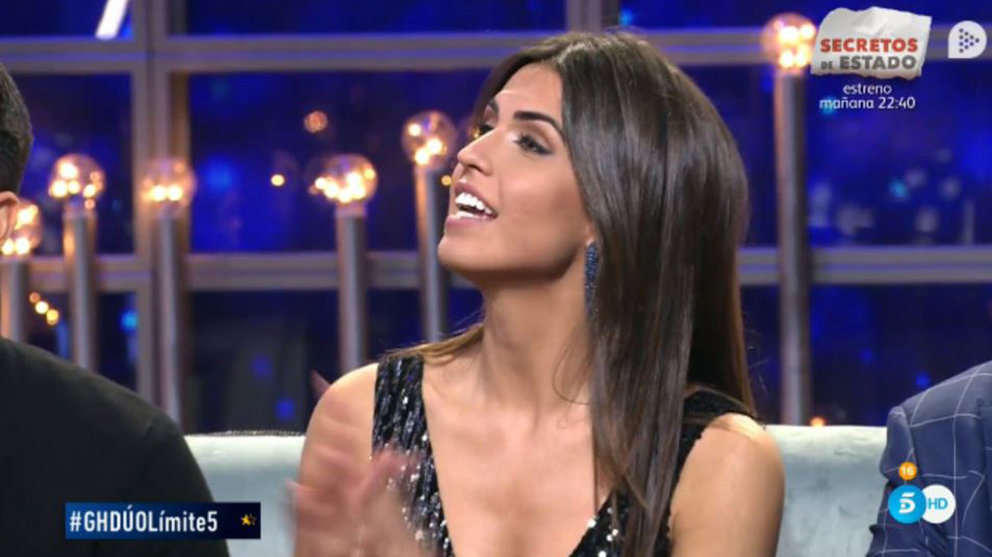La pamplonesa Sofía Suescun aplaude desde el plató de GH DÚO, donde comenta las galas tras convertirse en la cuarta expulsada del reality show TELECINCO