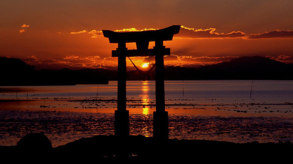 Imagen de una puesta de sol desde un santuario religioso en Japón ARCHIVO