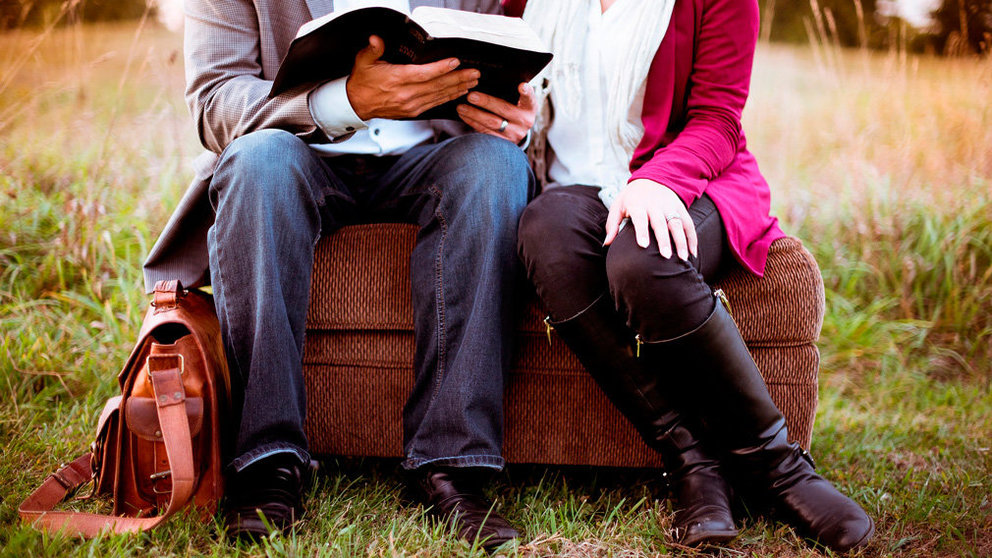 Una pareja disfruta de un momento de lectura. ARCHIVO