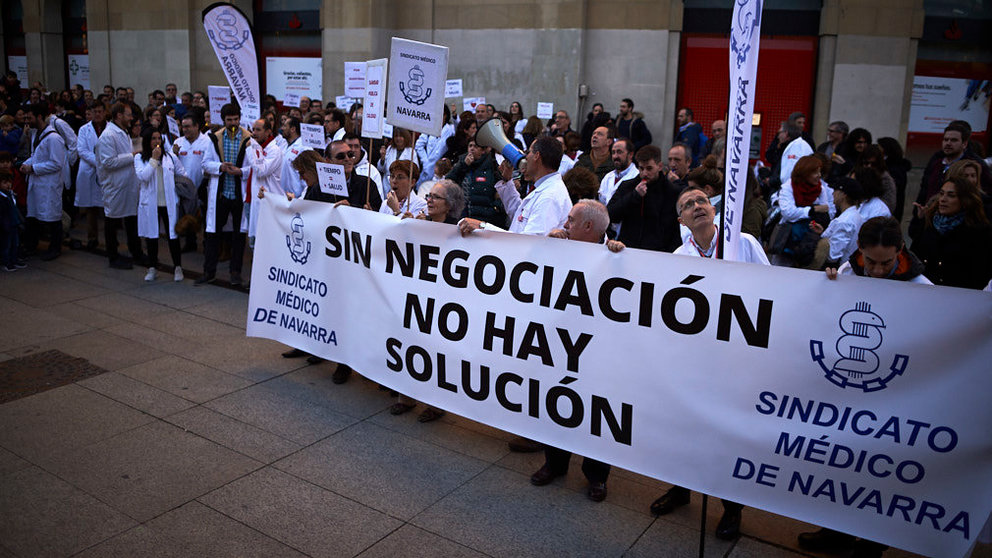 Cientos de médicos se manifiestan frente al Gobierno de Navarra. PABLO LASAOSA 4