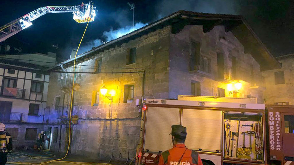Los bomberos actúan en el incendio de un edificio en Alsasua. POLICÍA FORAL DE NAVARRA