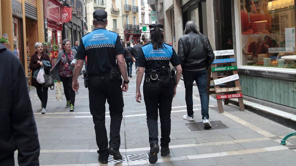 Dos agentes de la Policía Municipal de Pamplona en el Casco Antiguo de Pamplona.