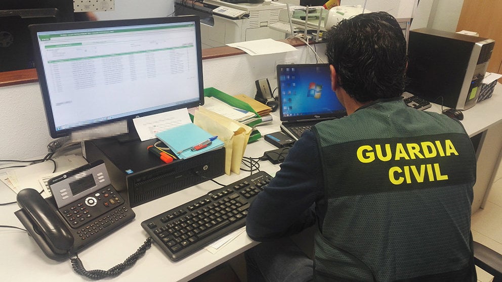 Un agente de la Guardia Civil, adscrito a una unidad de delitos cibernéticos, realiza varias indagaciones en un ordenador sobre estafas electrónicas. Foto: GUARDIA CIVIL